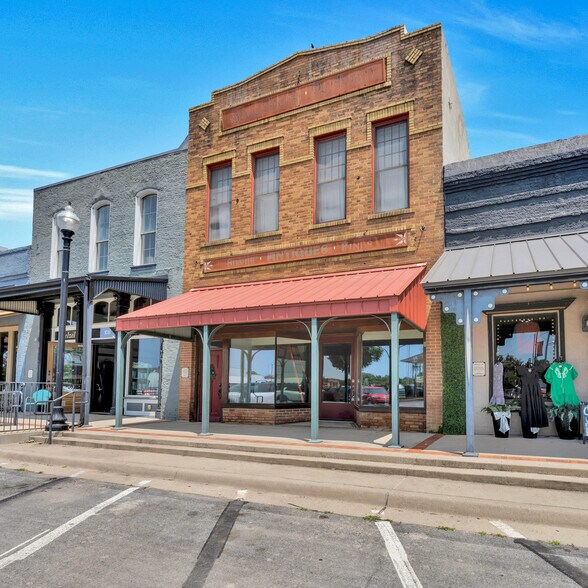 106 W Main St, Pilot Point, TX à vendre - Photo de l’immeuble – Image 1 sur 96