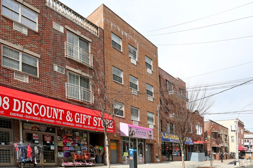 3816 108th St, Corona, NY à vendre - Photo de l’immeuble – Image 2 sur 2