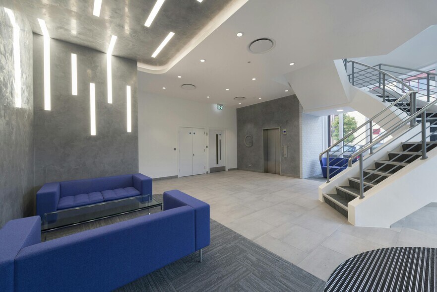 13 Colonial Way, Watford à louer - Hall d’entrée – Image 2 sur 6