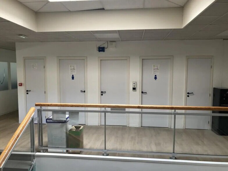 Bureau dans La Seyne-sur-Mer à louer - Photo de l’immeuble – Image 3 sur 6