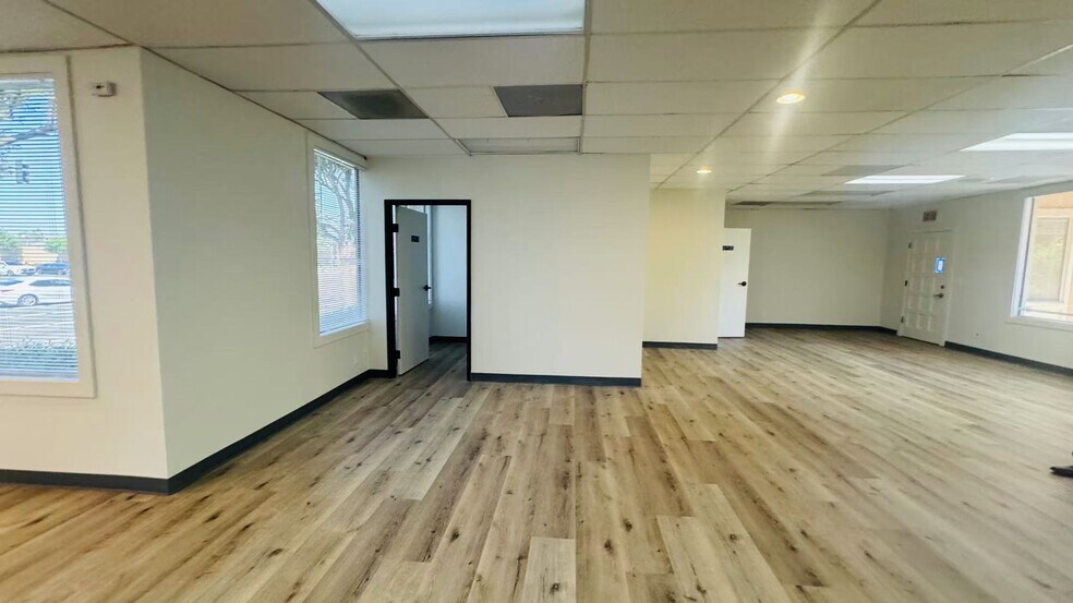 14471 Chambers Rd, Tustin, CA à louer - Photo de l’immeuble – Image 2 sur 17