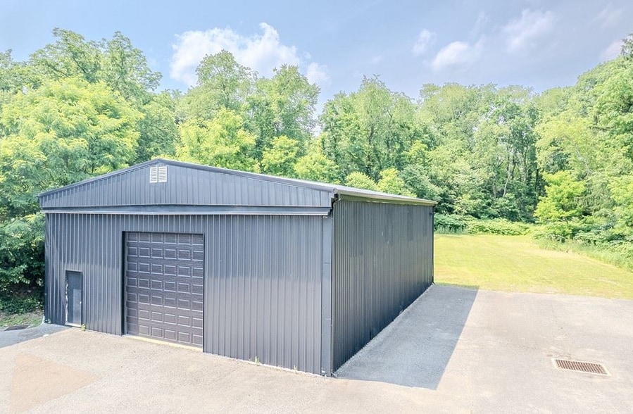 2555 Leechburg Rd, Lower Burrell, PA à louer - Photo de l’immeuble – Image 2 sur 23