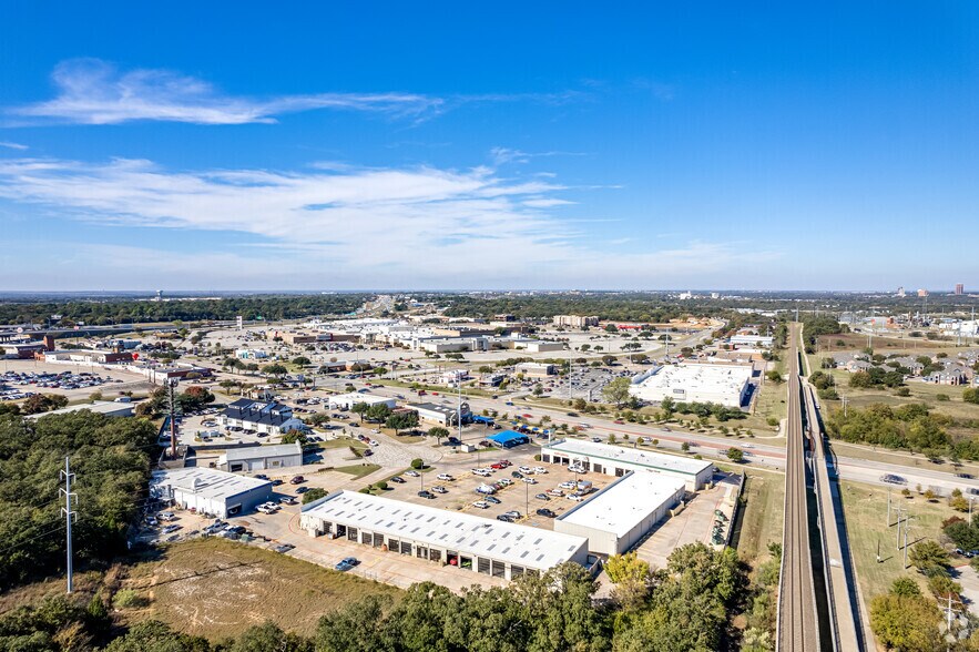 2100 Sadau Ct, Denton, TX à louer - Aérien – Image 2 sur 5
