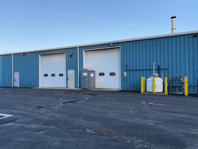 115 Leonard Dr, Groton, CT à louer - Photo de l’immeuble – Image 1 sur 11