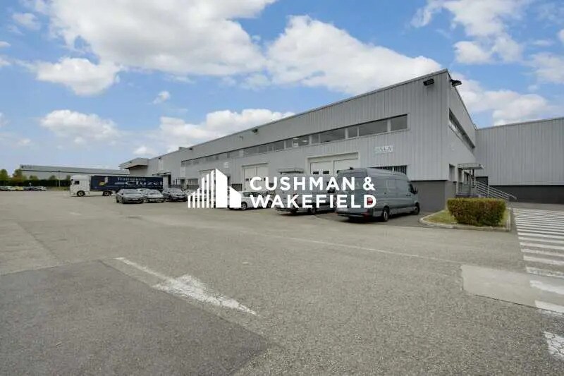 Local d'activités dans Saint-Quentin-Fallavier à vendre - Photo de l’immeuble – Image 2 sur 11