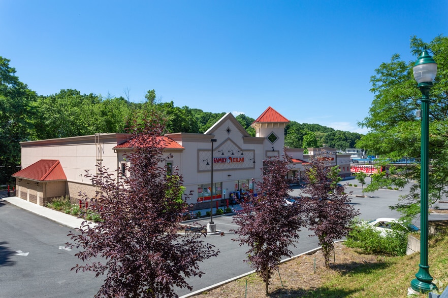 1723 Main St, Peekskill, NY à vendre - Photo principale – Image 1 sur 3
