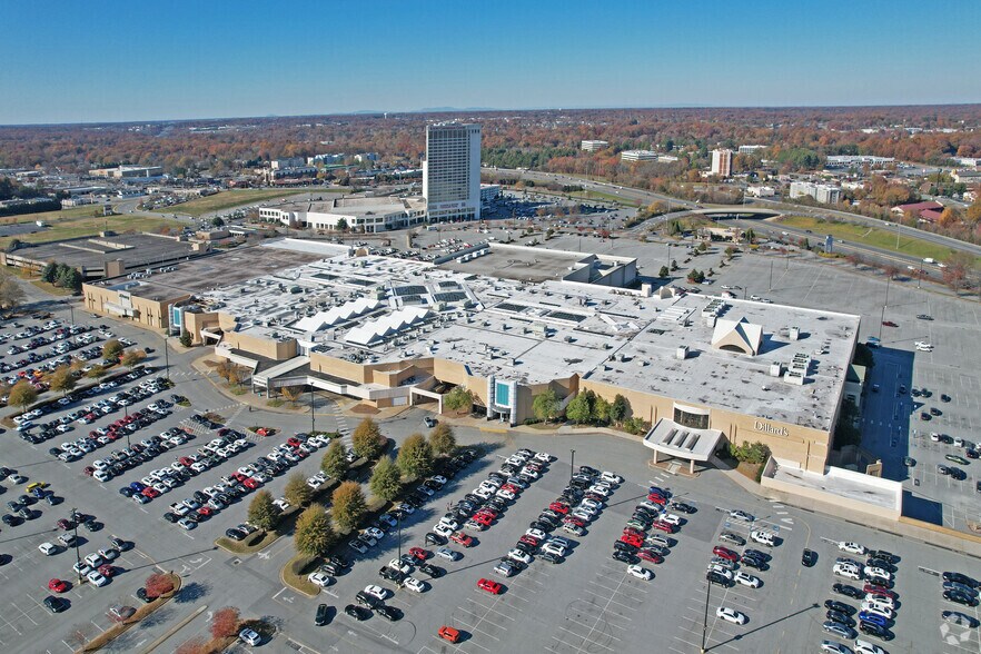 410 Four Seasons Town Centre Blvd, Greensboro, NC à louer - Aérien – Image 3 sur 4