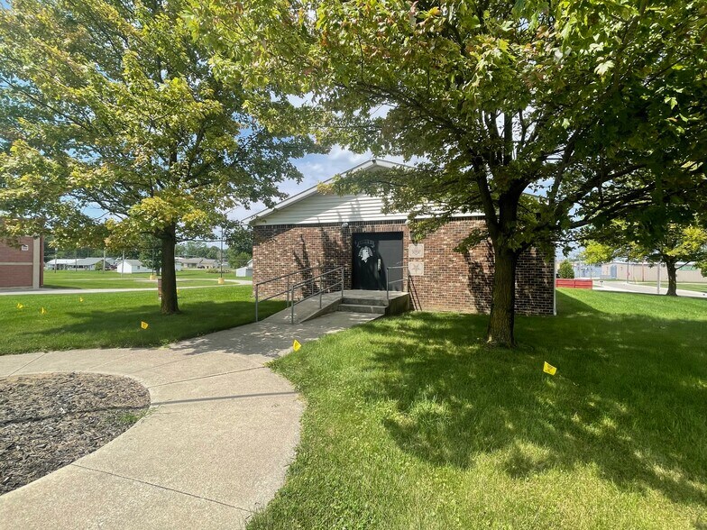 210 Home Ave, Churubusco, IN à louer - Photo principale – Image 1 sur 44