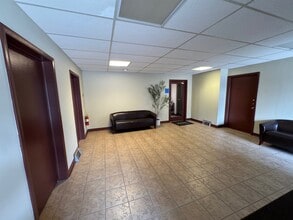 111 Oak St, North Aurora, IL à louer Photo intérieure– Image 2 sur 2