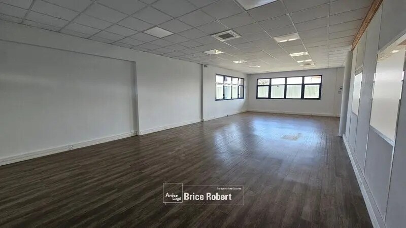 Local d’activités dans Bron à louer - Photo de l’immeuble – Image 2 sur 24