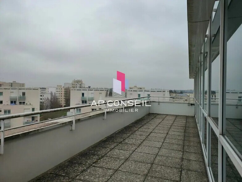 Bureau dans Montigny-le-Bretonneux à louer - Photo de l’immeuble – Image 3 sur 3
