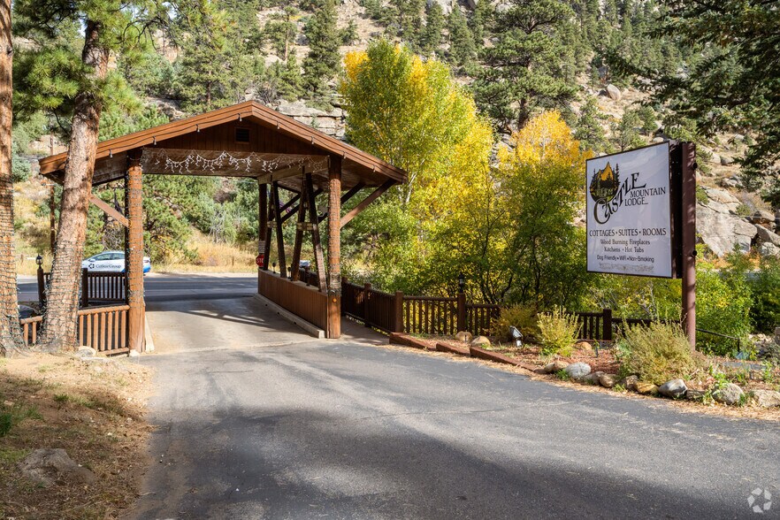 1520 Fall River Rd, Estes Park, CO à vendre - Photo principale – Image 1 sur 19