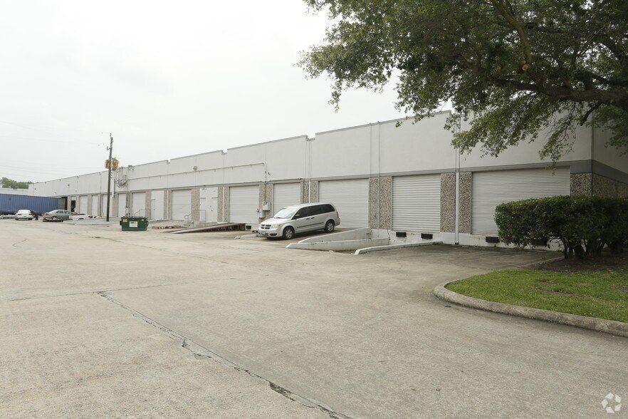 5803 Sovereign Dr, Houston, TX à louer - Photo de l’immeuble – Image 2 sur 2
