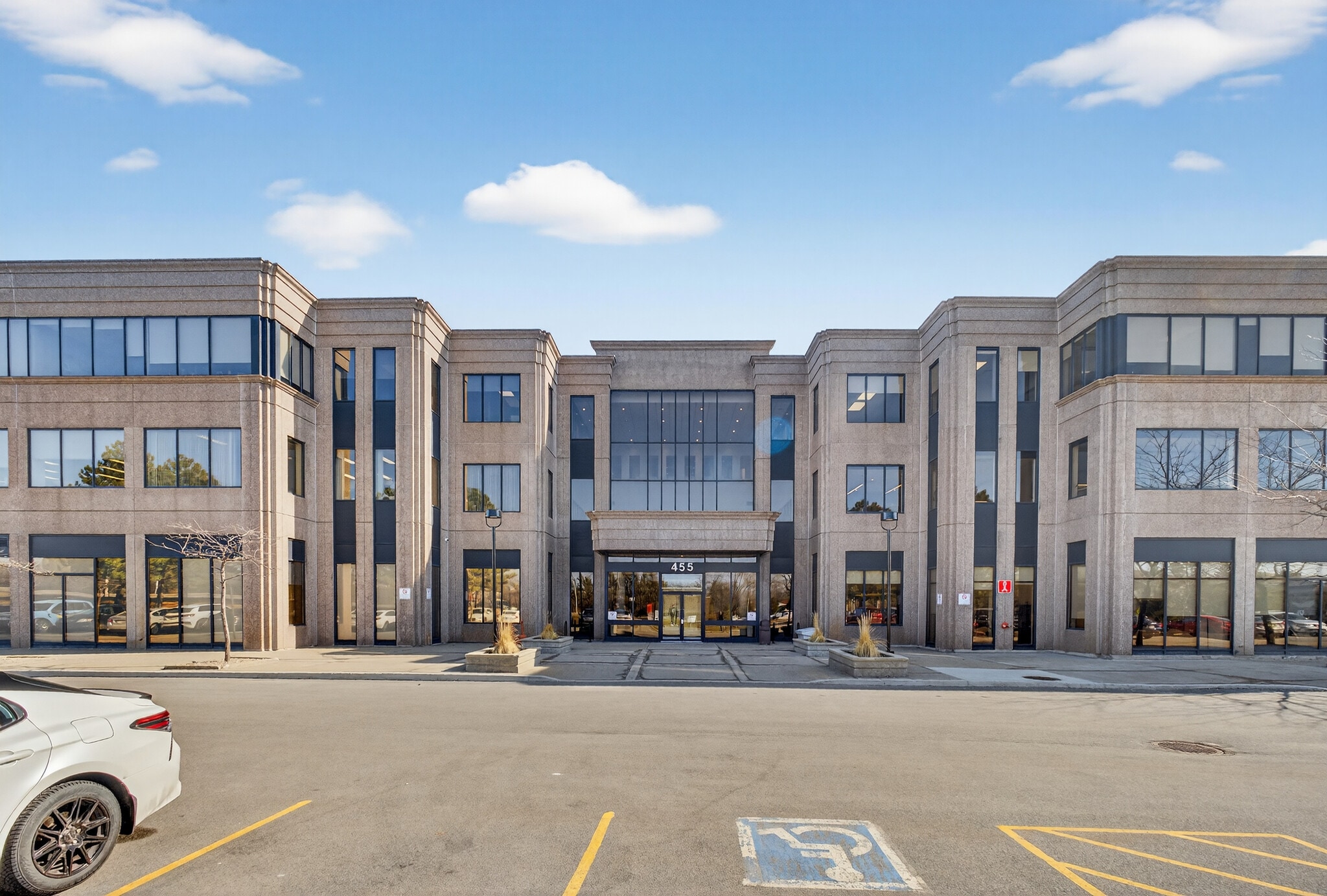 455 Boul Fénelon, Dorval, QC à louer Photo principale– Image 1 sur 40