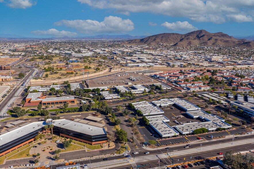 2440 W Mission Ln, Phoenix, AZ à louer - Photo de l’immeuble – Image 2 sur 5