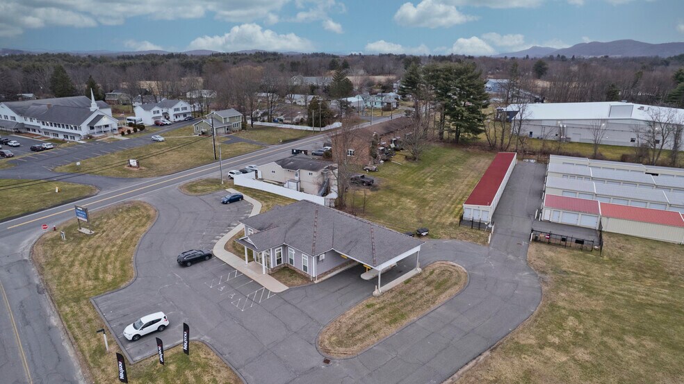 422 Main St, Easthampton, MA à louer - Photo de l’immeuble – Image 3 sur 26