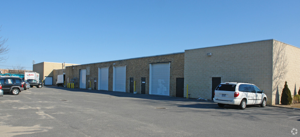 681 Grand Blvd, Deer Park, NY à louer - Photo de l’immeuble – Image 2 sur 7