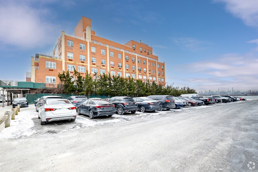 1434 110th St, College Point, NY à vendre - Photo de l’immeuble – Image 3 sur 7