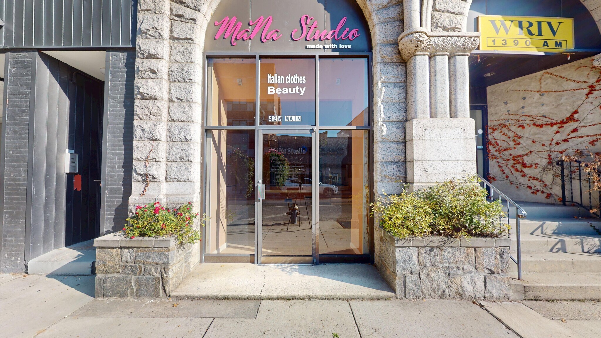 42 W Main St, Riverhead, NY à louer Photo principale– Image 1 sur 24