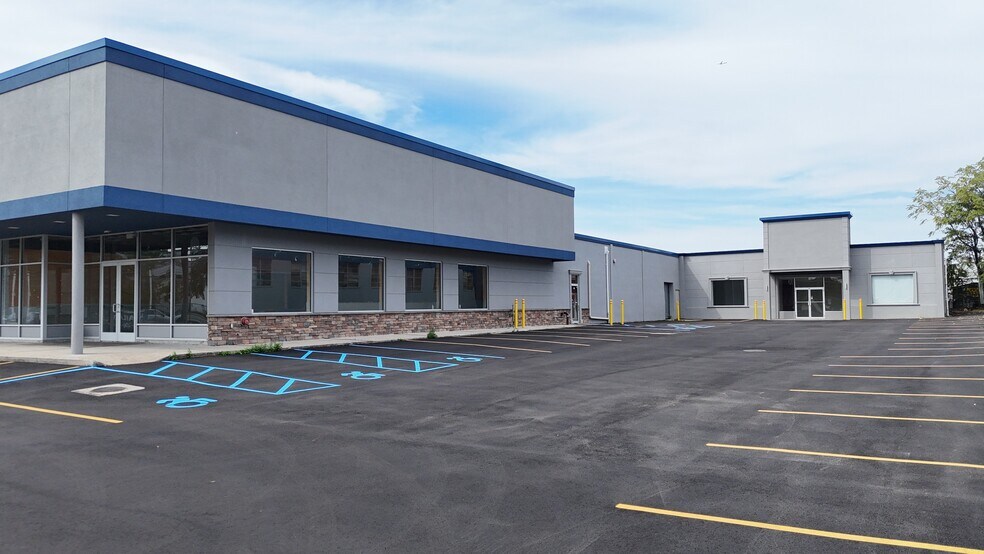 1137-1145 Old Country Rd, Westbury, NY à louer - Photo de l’immeuble – Image 3 sur 6