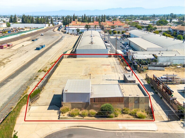 7757 Jackson St, Paramount, CA à louer - Photo de l’immeuble – Image 1 sur 16