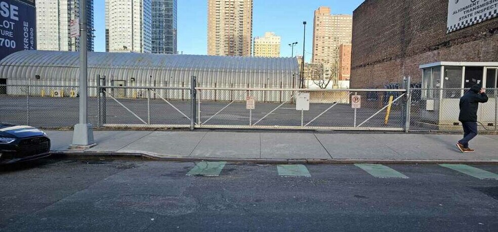 551 W 38th St, New York, NY à louer - Photo de l’immeuble – Image 3 sur 5