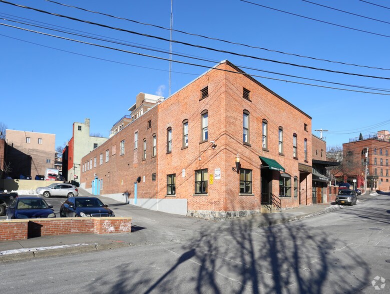 63 Putnam St, Saratoga Springs, NY à louer - Photo de l’immeuble – Image 1 sur 18