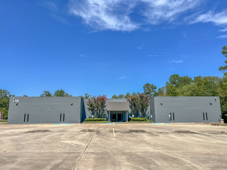 108 Commercial Cir, Conroe, TX à louer - Photo de l’immeuble – Image 2 sur 28