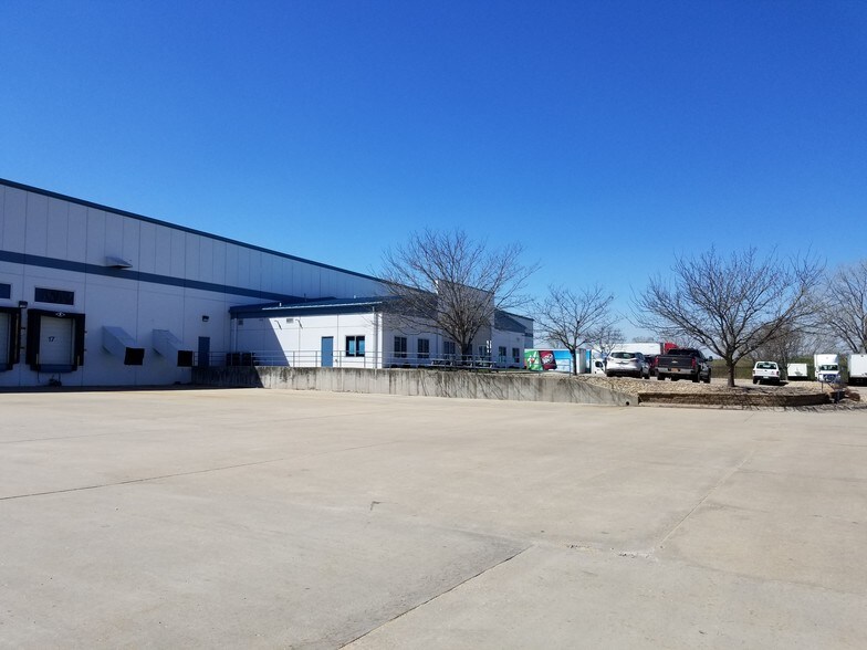 1401 NW Moundview Dr, Topeka, KS à louer - Photo de l’immeuble – Image 3 sur 4