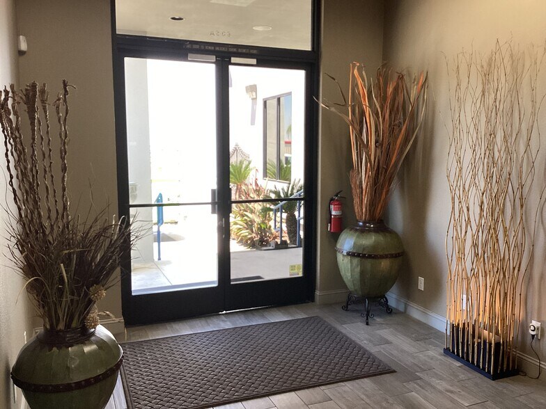 635 N Plaza Dr, Visalia, CA à louer - Photo de l’immeuble – Image 3 sur 13