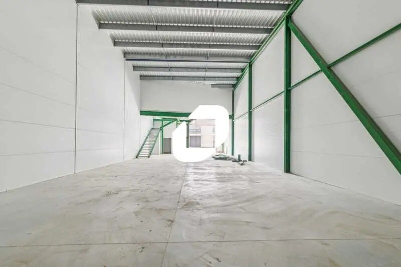 Local d’activités dans Bernes-sur-Oise à louer - Photo de l’immeuble – Image 2 sur 16