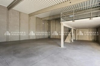 Local d’activités dans Les Pennes-Mirabeau à louer Photo intérieure– Image 2 sur 3