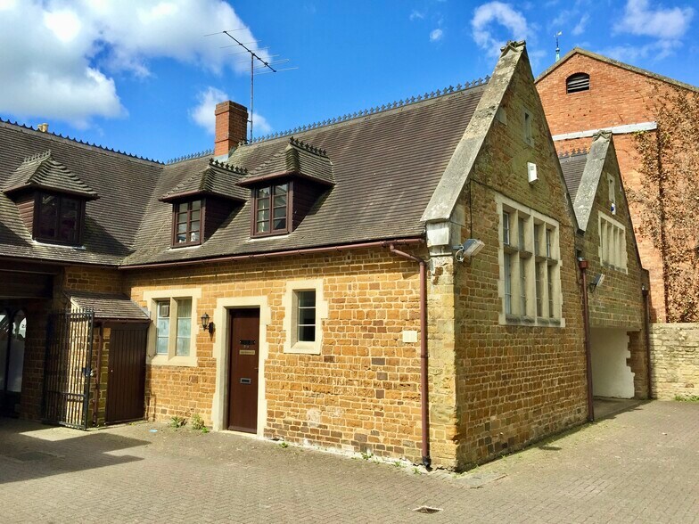 Unit 5 Watling Court, 84b Watling St East, Towcester à louer - Photo de l’immeuble – Image 1 sur 3