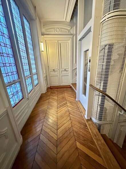 12 Rue De Ponthieu, Paris à louer - Photo de l’immeuble – Image 2 sur 8