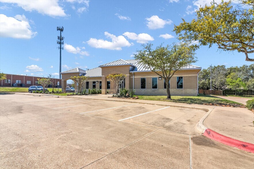 3308 Longmire Dr, College Station, TX à louer - Photo de l’immeuble – Image 3 sur 30