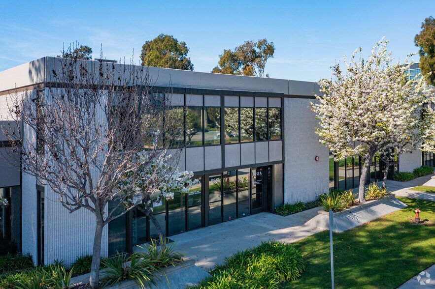 5801-5819 Uplander Way, Culver City, CA à louer - Photo de l’immeuble – Image 3 sur 5