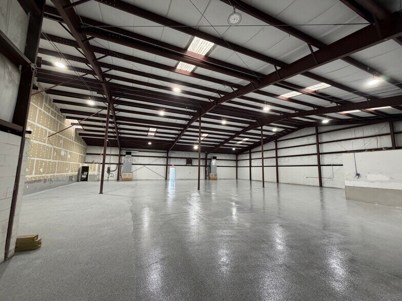 8575 Somerset Dr, Largo, FL à louer - Photo de l’immeuble – Image 2 sur 10