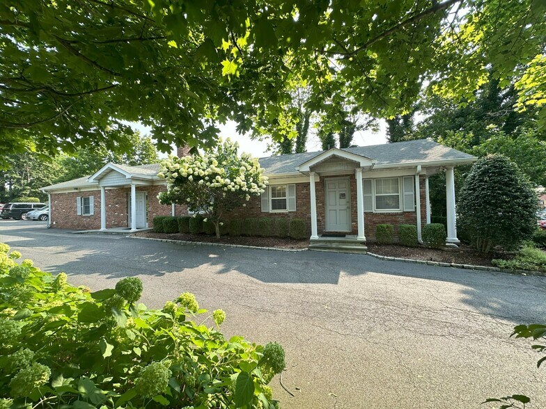 445 Main St, Center Moriches, NY à vendre - Photo de l’immeuble – Image 2 sur 41