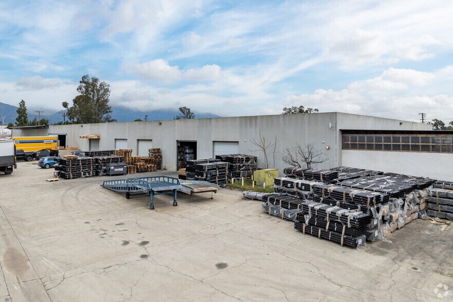 1689 E Mission Blvd, Pomona, CA à vendre - Photo de l’immeuble – Image 1 sur 17