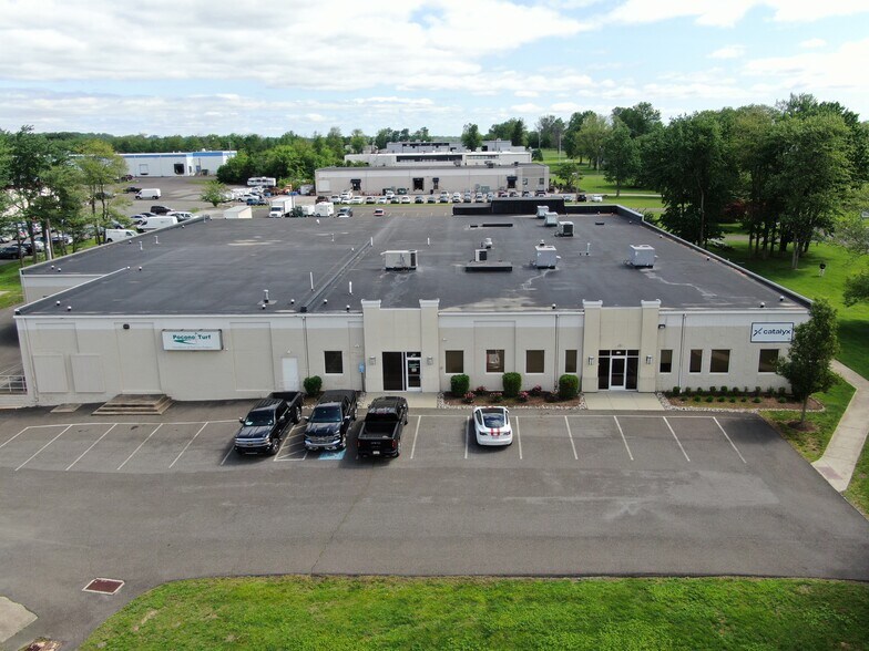 160 Commerce Dr, Montgomeryville, PA à louer - Photo de l’immeuble – Image 3 sur 6