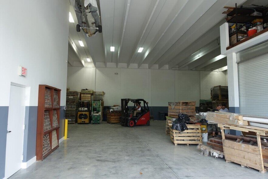 6130 NE 4th Ct, Miami, FL à vendre - Photo intérieure – Image 2 sur 30