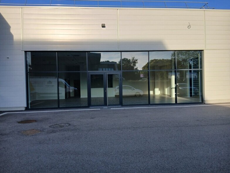 Local commercial dans Saint-Vit à louer - Photo de l’immeuble – Image 3 sur 3