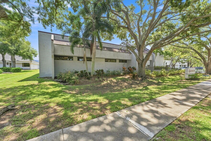 1365 Hamlet Ave, Clearwater, FL à louer - Photo de l’immeuble – Image 3 sur 68