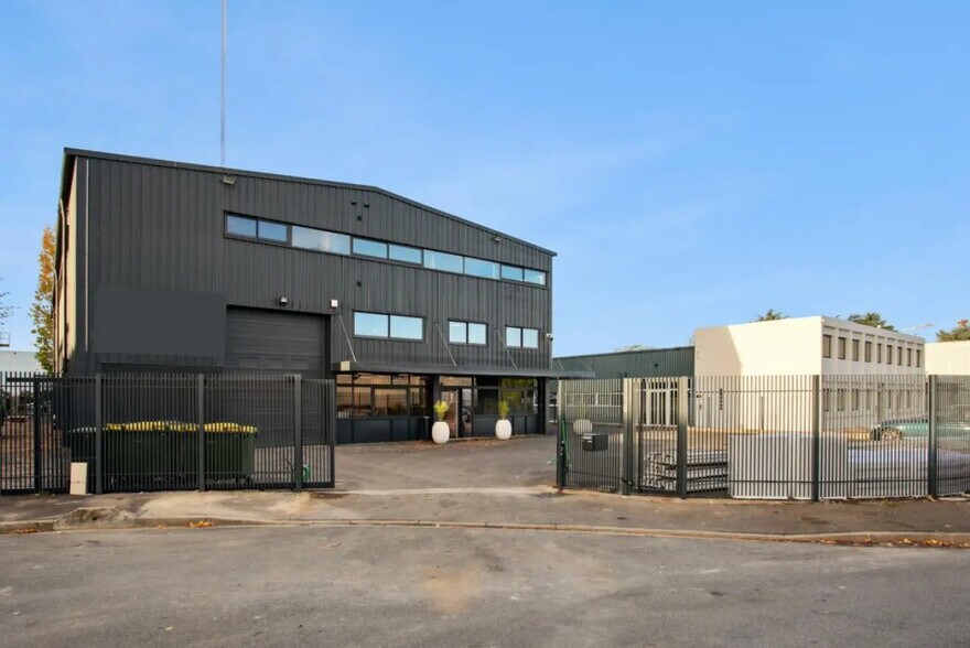 Local d'activités dans Brétigny-sur-Orge à vendre - Photo principale – Image 2 sur 14