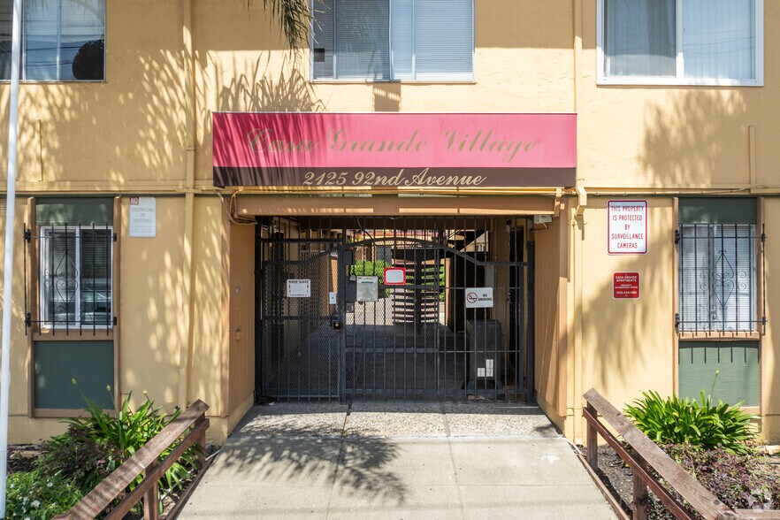 2124 90th Ave, Oakland, CA à vendre - Photo de l’immeuble – Image 3 sur 16