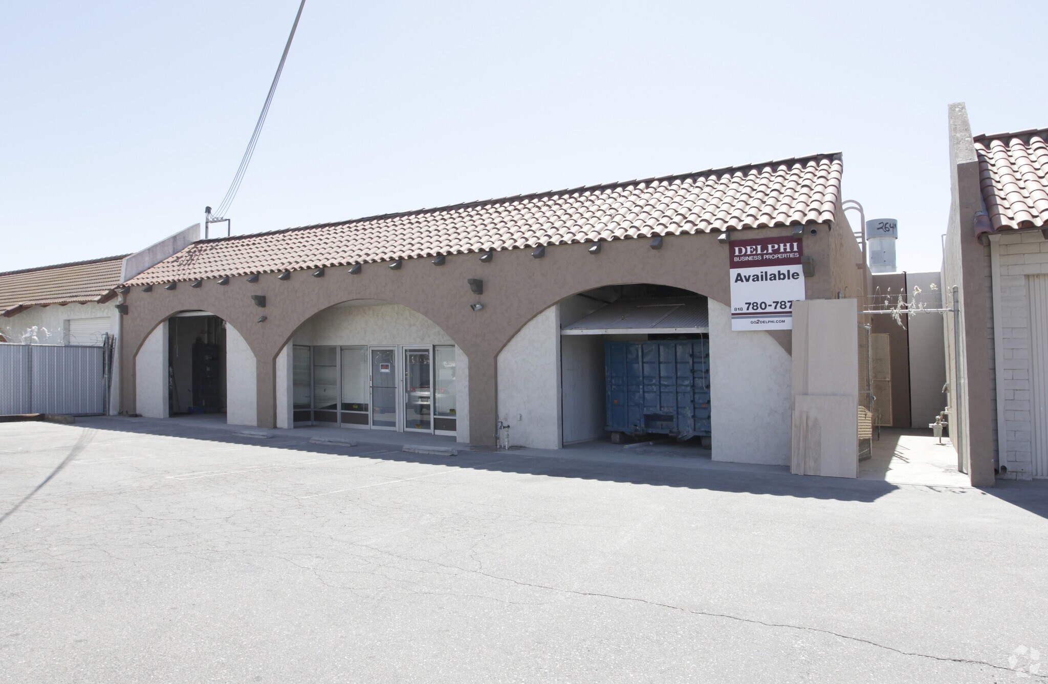 21600 Osborne St, Chatsworth, CA à louer Photo principale– Image 1 sur 7