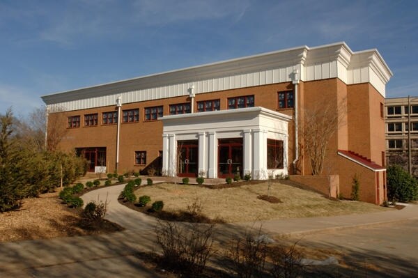400 Preston Ave, Charlottesville, VA à louer - Photo de l’immeuble – Image 1 sur 11