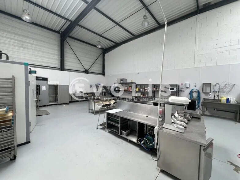 Bureau dans Mions à louer - Photo de l’immeuble – Image 3 sur 17