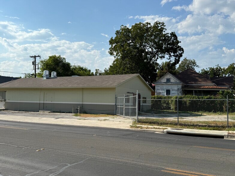 1841 E Houston St, San Antonio, TX à louer - Photo de l’immeuble – Image 2 sur 16