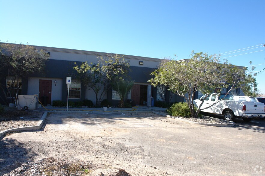 5400 Suncrest Dr, El Paso, TX à louer - Photo principale – Image 2 sur 16